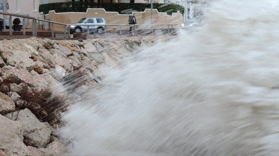 El temporal inunda el passeig marítim de l’Ampolla i enfonsa un iot amarrat al port