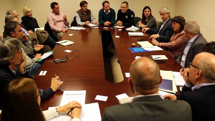 Agricultura avaluarà si els regants de l’Ebre poden usar biocides contra el llapó i reduir l’alt cost de retirar-lo