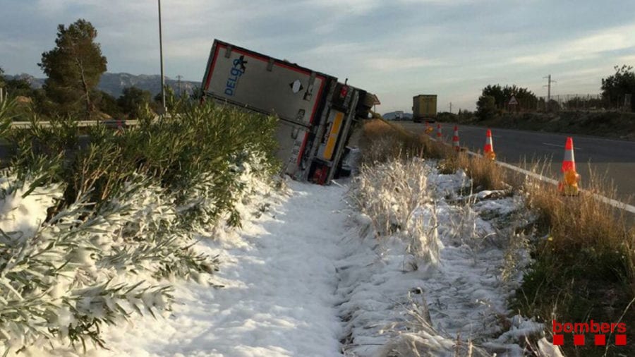 Bolca un camió frigorífic a l’autopista AP-7, al terme municipal de l’Ametlla de Mar