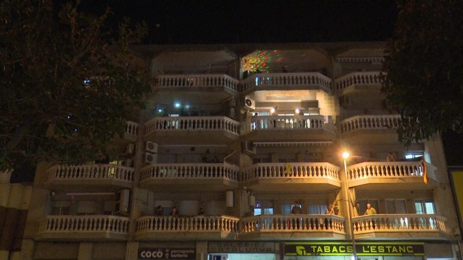 Llums, música i festa cada nit al barri de l’Acollidora d’Amposta, en ple confinament domiciliari