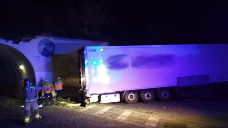 Mor el conductor d’un camió en sortir de la via a l’autopista AP-7 a l’Ametlla de Mar