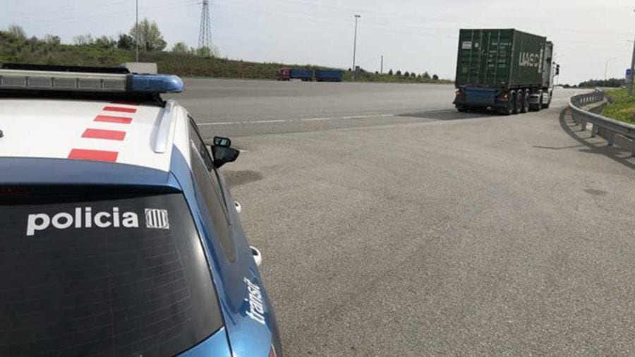Els Mossos intercepten un ciclista a l’Aldea per saltar-se el confinament i circular en bici per l’autopista