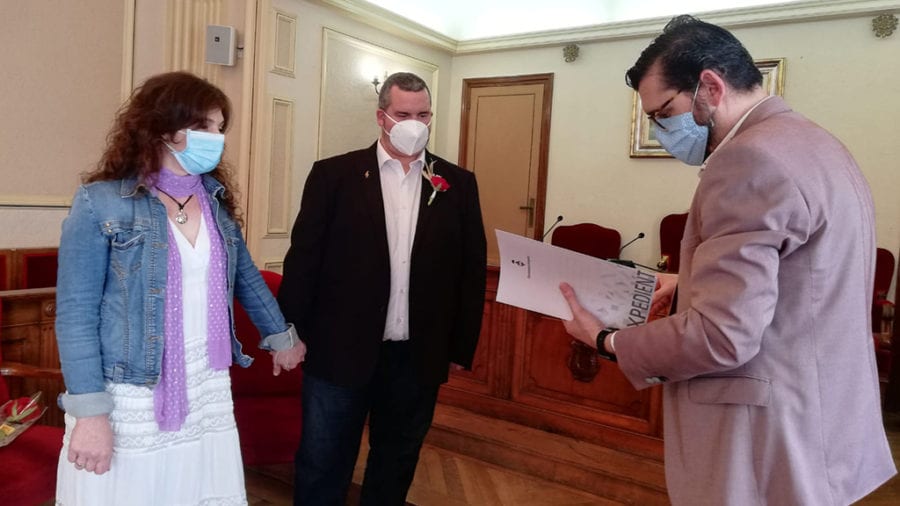 Primera boda civil a l’Ajuntament d’Amposta celebrada en ple confinament per la pandèmia del coronavirus
