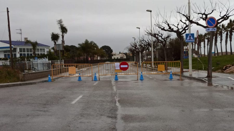 L’Ajuntament d’Alcanar tanca els accessos secundaris a les Cases per a evitar l’entrada de persones amb segona residència