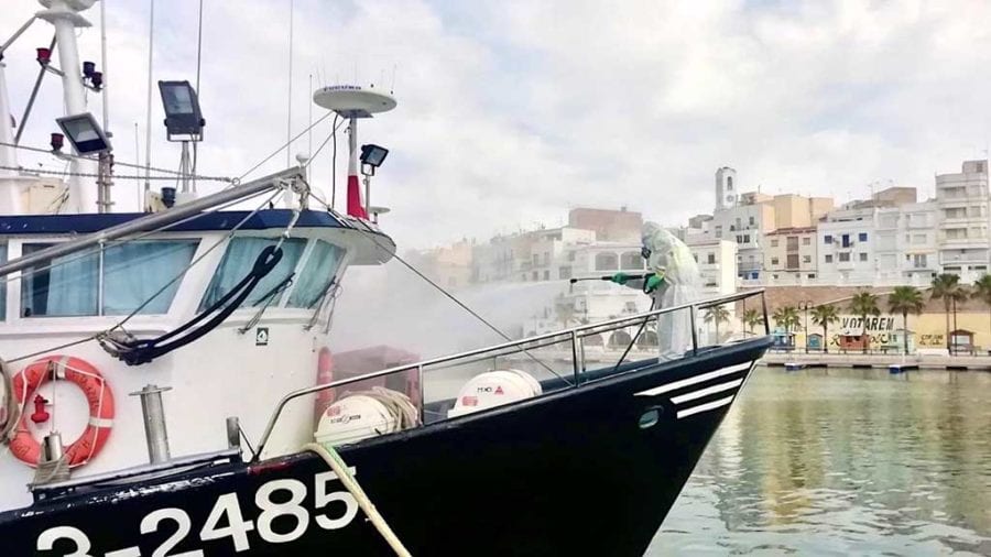 L’Ajuntament neteja a pressió les barques de pesca de l’Ametlla de Mar