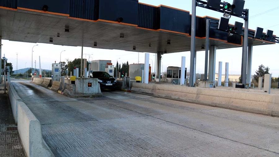 Carreteres de l’Estat treu les marquesines dels antics peatges a l’AP-7, a la sortida de l’Aldea-Tortosa