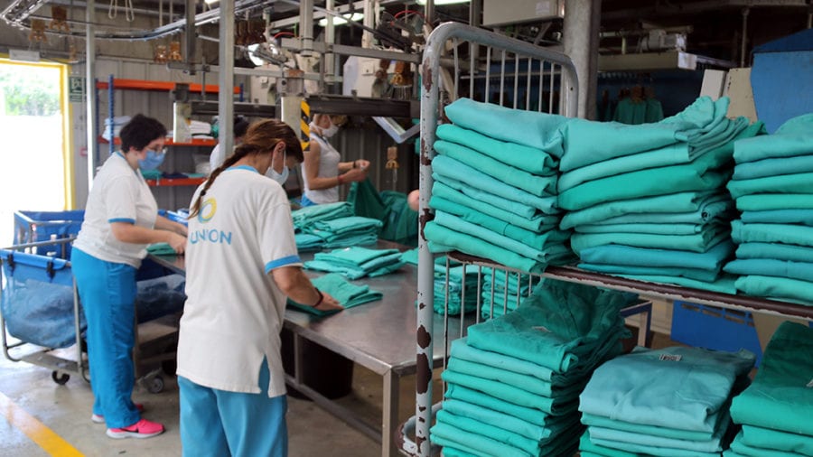 Una bugaderia industrial de Tortosa desinfecta més de 10.000 quilos diaris de roba hospitalària d’arreu del país