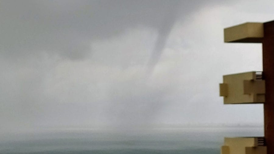 Espectacular mànega d’aigua a la badia del Fangar, davant de l’Ampolla
