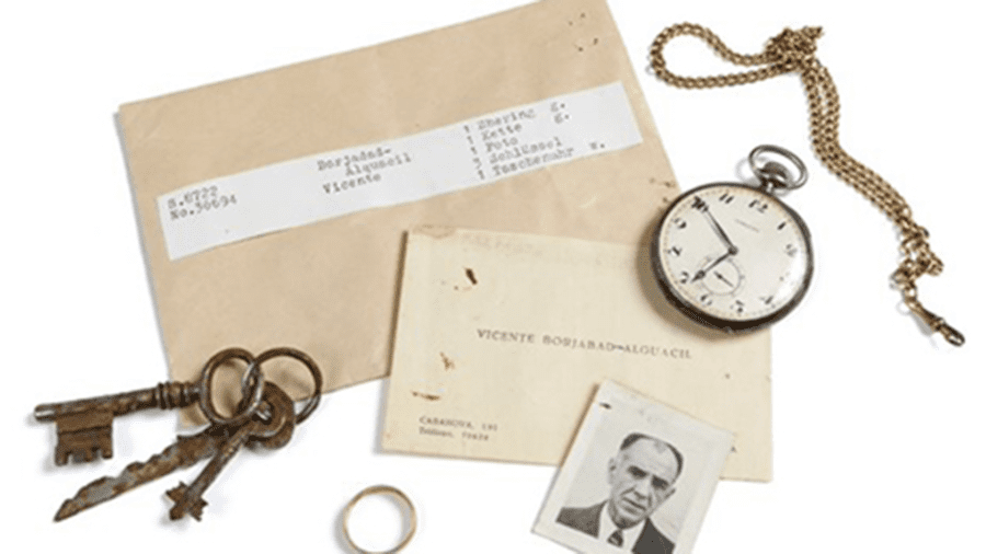 Una exposició mostra els objectes recuperats als camps de concentració nazis per retornar-los als familiars dels deportats