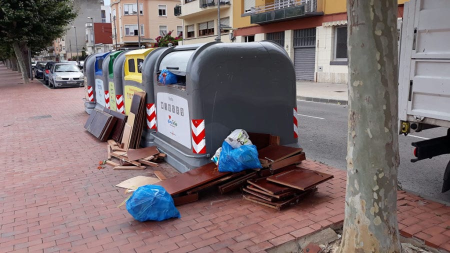 Tortosa sanciona en dues setmanes una trentena de comerços i particulars per deixar residus fora dels contenidors