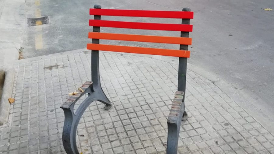 Roquetes obre una investigació per identificar les persones que han trencat el banc pintat amb els colors LGTBI