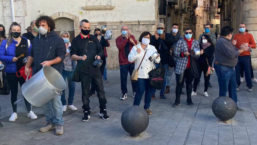 Sonora cassolada del gremi d’hostaleria i restauració de Tortosa contra les restriccions del Govern que obliguen a tancar bars i restaurants