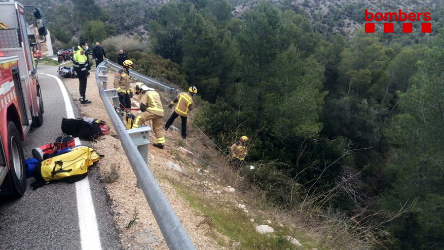 Els Bombers rescaten un motorista que ha caigut per un talús de 15 metres a Paüls