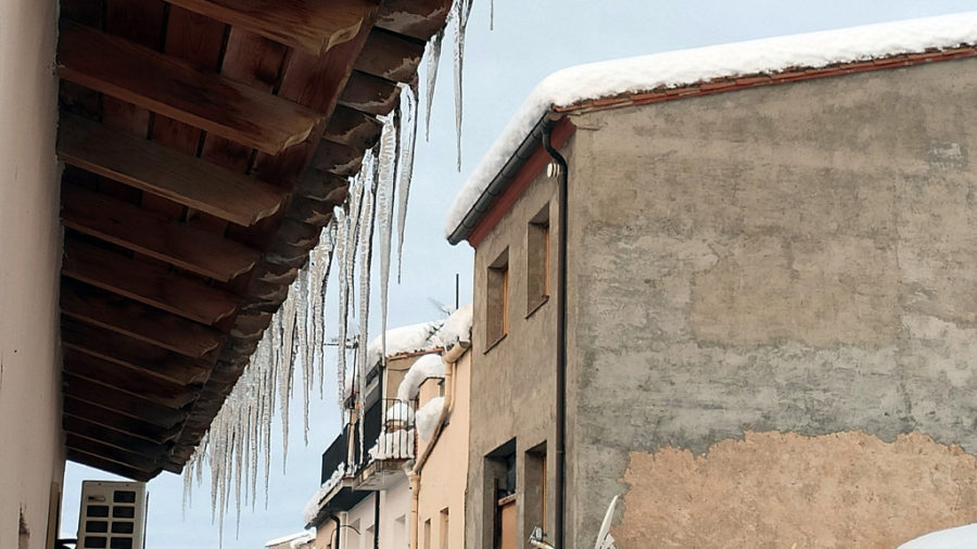 La Terra Alta batalla contra el gel mentre encara es treuen dels carrers els cúmuls de neu