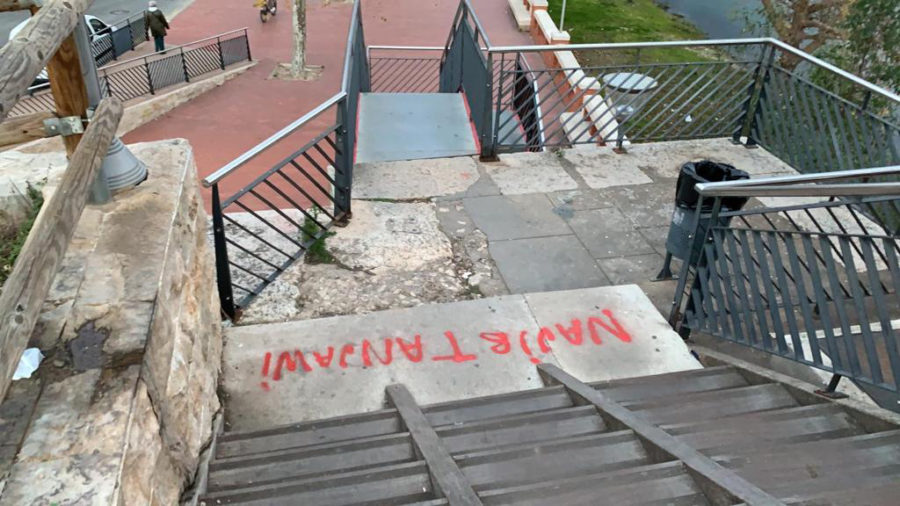 La Policia Local de Tortosa enxampa tres menors d’edat fent pintades al Pont Roig