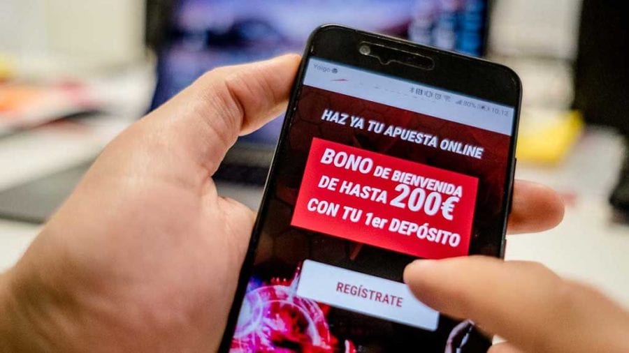 El confinament fa baixar l’edat mitjana dels addictes al joc, que es passen a les apostes online