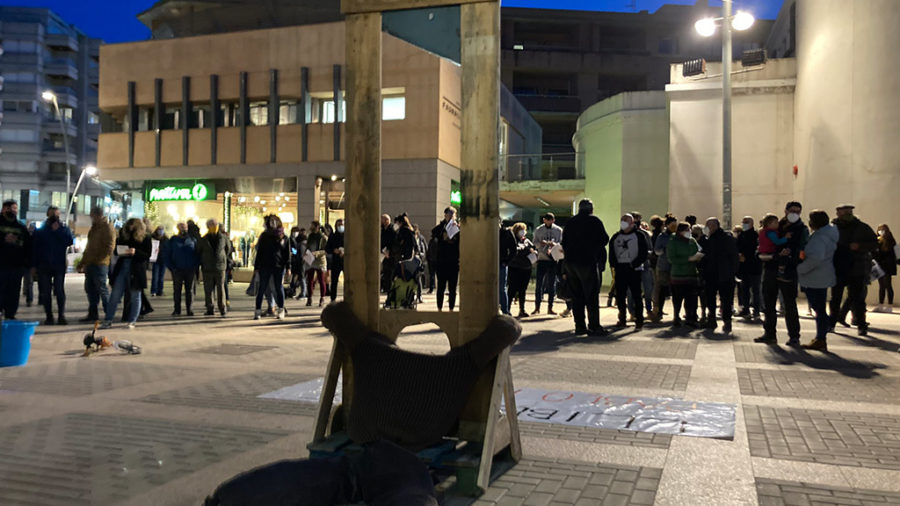 La concentració en contra de l’empresonament de Pablo Hasél a Tortosa acaba en una protesta davant la comissaria de Mossos