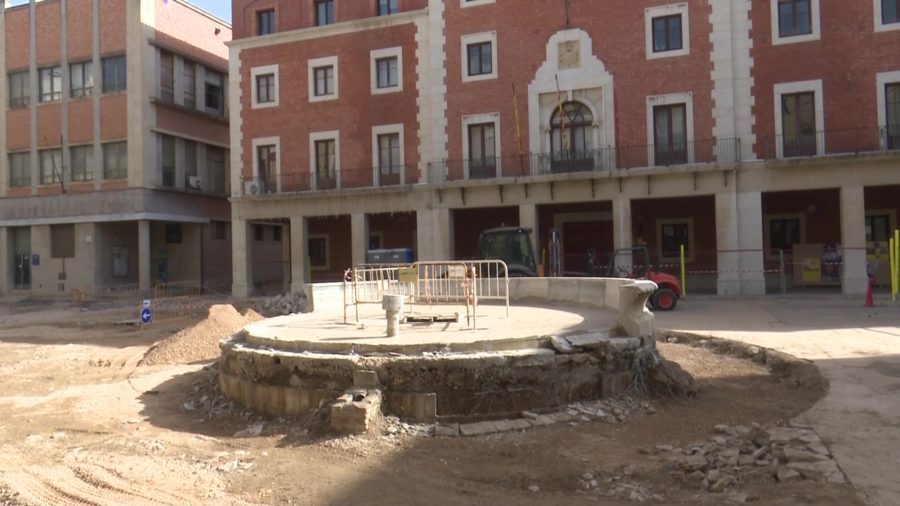 Tortosa retira la font de la Plaça de l’Ajuntament