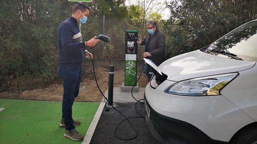Posen en funcionament una estació de recàrrega de vehicles elèctrics a Xerta