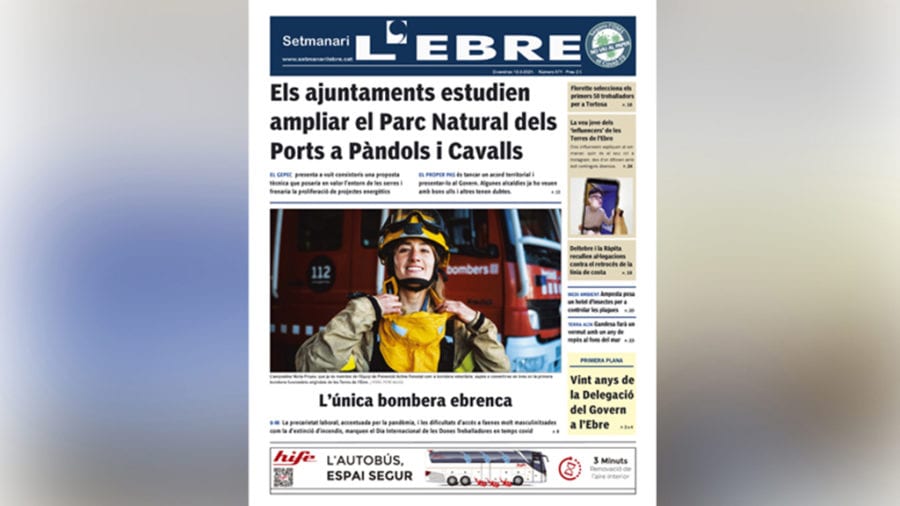 Una proposta per a ampliar el parc dels Ports i els reptes d’una dona bombera, a la portada en paper del setmanari L’EBRE