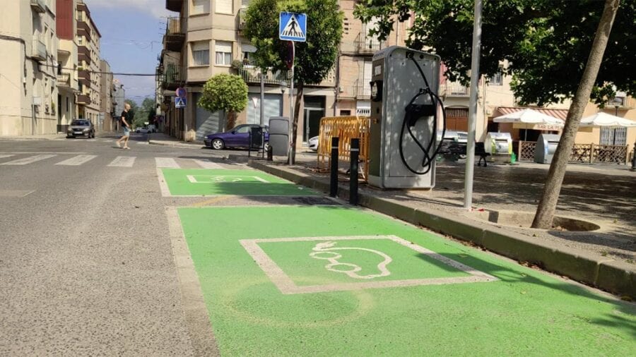 Tortosa posa en marxa al barri de Remolins un nou punt per a la recàrrega de vehicles elèctrics