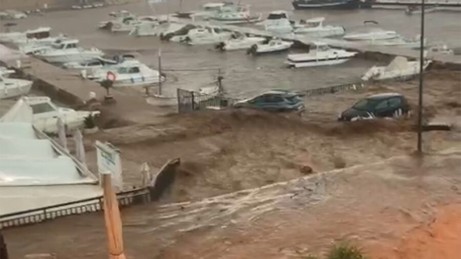 Inundacions a Alcanar, que acumula 77 litres per metre quadrat en 30 minuts