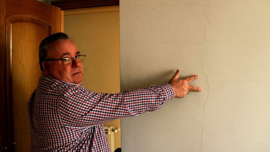 Escletxes als murs, manises caigudes i llits movent-se: el relat dels afectats pels terratrèmols al judici del Castor
