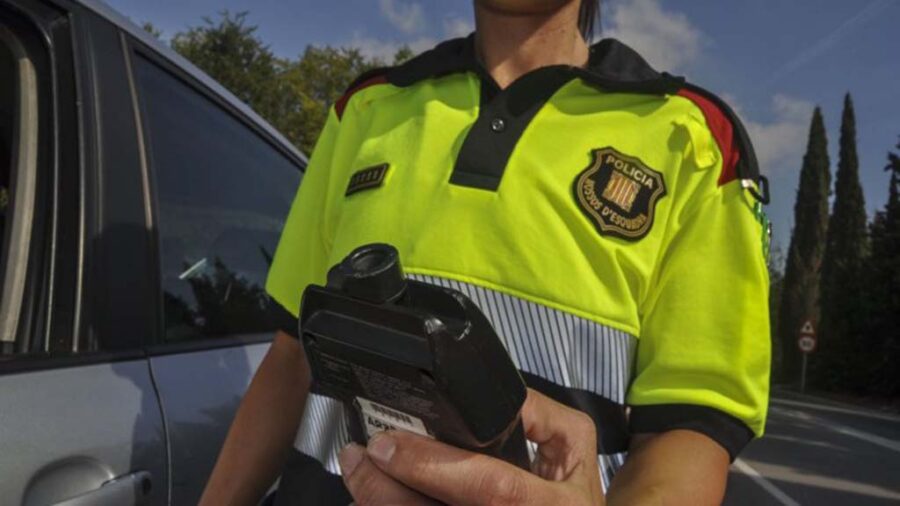 Els Mossos enxampen un motorista positiu en drogues, sense casc ni permís de conduir