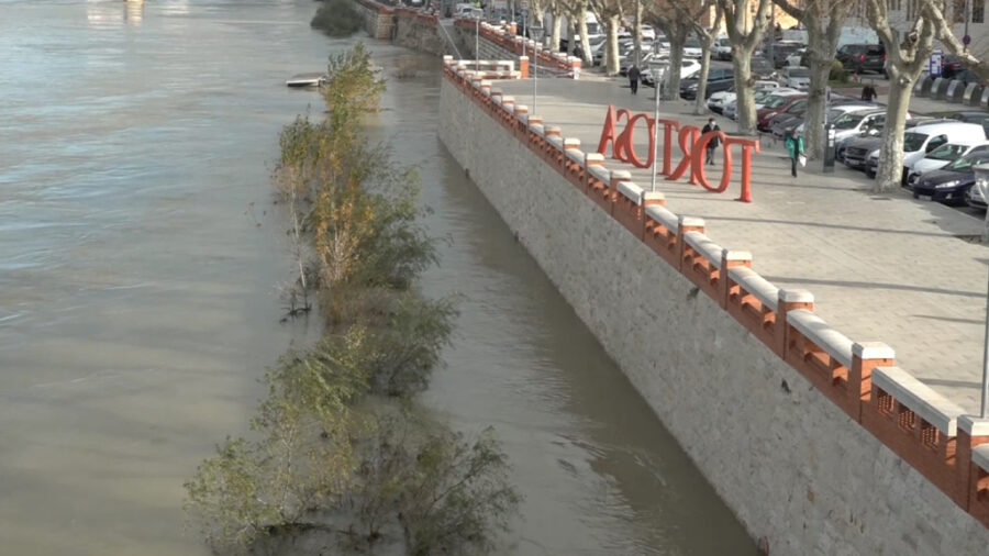 El riu Ebre registra una important crescuda al tram final