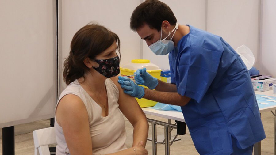 La Generalitat obre les cites per a la dosi de reforç de la vacuna a les persones de 40 a 49 anys
