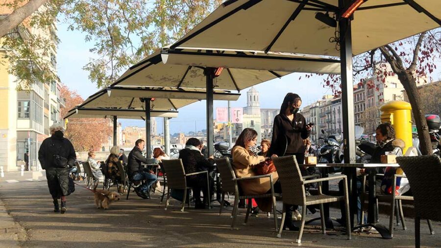 El Govern aixeca a partir de divendres les restriccions en trobades, aforaments i horaris i manté l’oci nocturn tancat