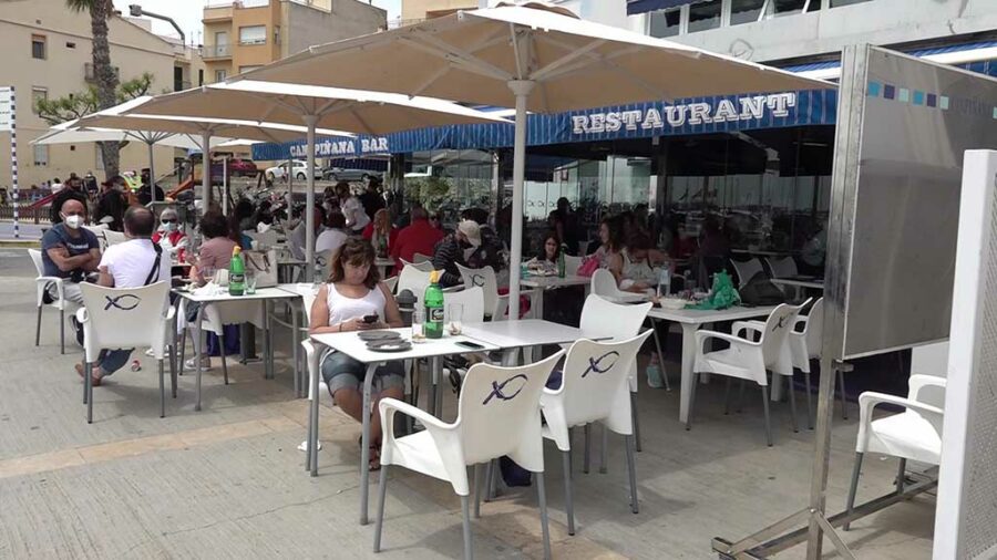 Els bars i restaurants viuen l’adeu del passaport covid entre resignació i alliberament