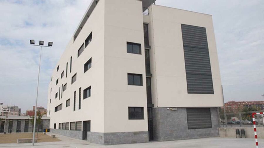 Un grup de pares d’Amposta acusen Educació de vulnerar drets fonamentals en confinar els alumnes sense pauta completa