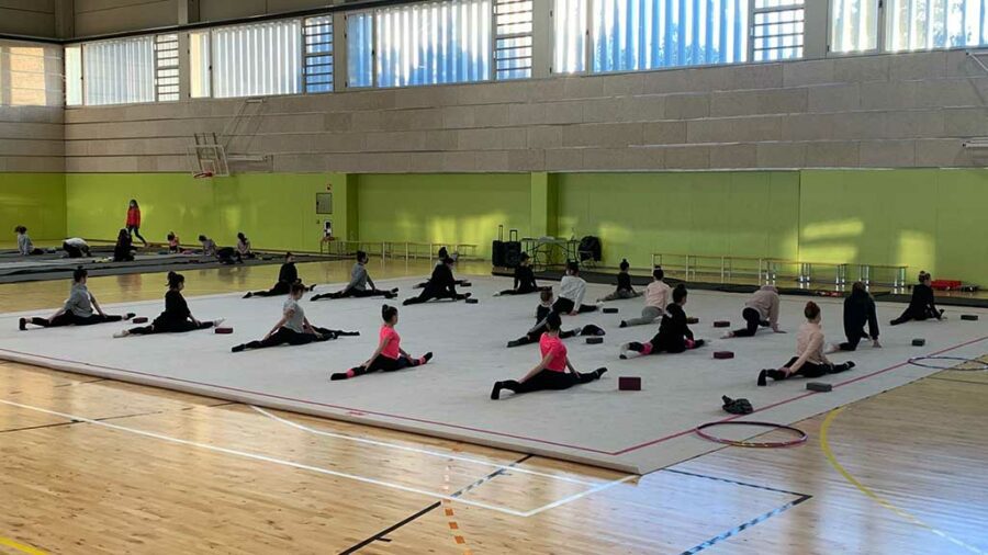 El Pavelló Municipal de l’Ampolla estrena tapís de gimnàstica rítmica