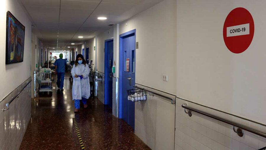 La incidència a 7 dies baixa dels 1000 punts (945) i segueix la progressió descendent de la pandèmia