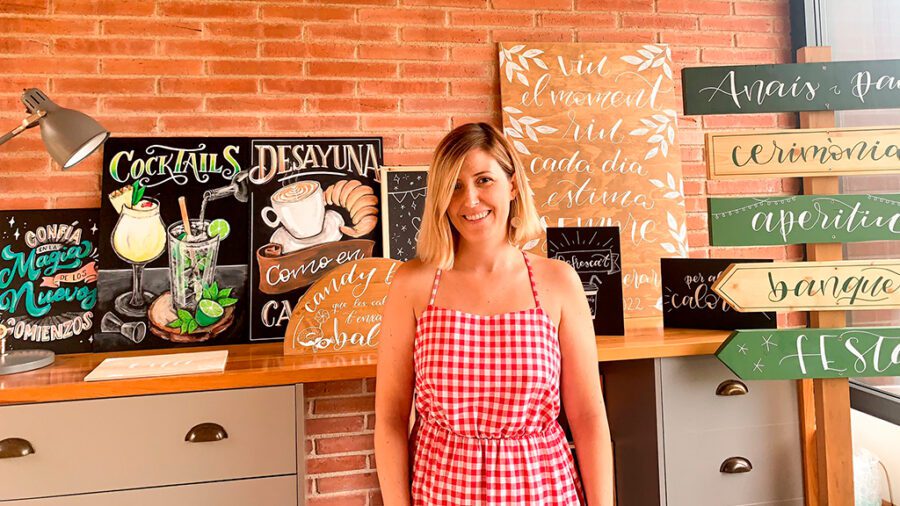 La moranovenca Adriana Monclús ens ensenya l’art del ‘fals lettering’