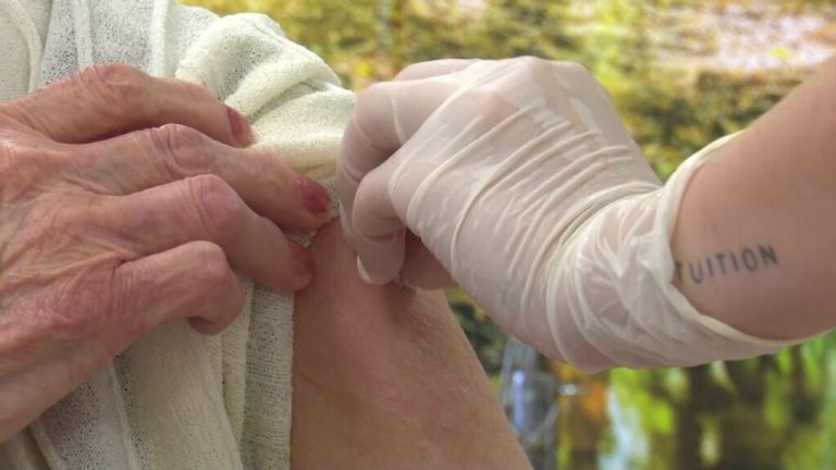 La quarta dosi de la vacuna contra la COVID i la vacuna de la grip ja s’administra a les residències ebrenques