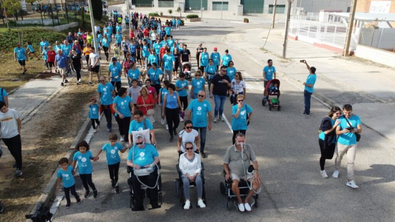 Més de 600 persones caminen per l’ELA a Campredó