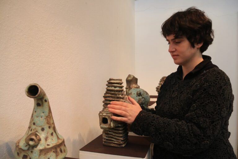 La ceràmica ‘salvatge’ de l’artista invident Natàlia Gual, protagonista de l’exposició del Raval de l’Art de Roquetes