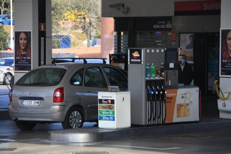 Els preus dels carburants comencen l’any amb un repunt de l’1% i la gasolina se situa en els 1,58 euros