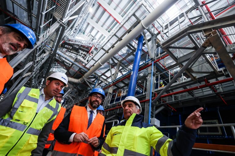 El conseller de Territori afirma que el govern està compromés en l’arribada del ferrocarril al Polígon Catalunya Sud en la seva visita a Kronospan