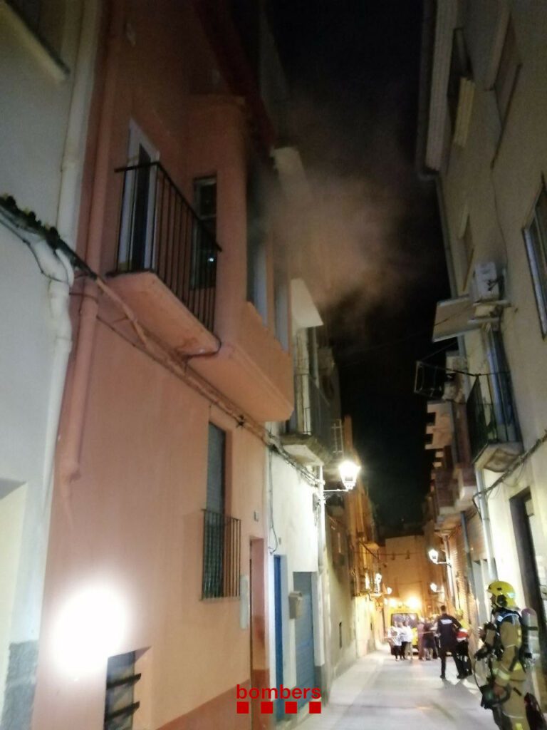 Un incendi crema totalment dues plantes d’un edifici de Flix