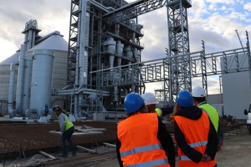 Fotografia: Generalitat de Catalunya // La consellera d'Economia i Hisenda, Natàlia Mas Guix, visitant les instal·lacions de Kronospan, empresa líder a nivell mundial en la fabricació de panells de fusta per al sector de la construcció i el moble.