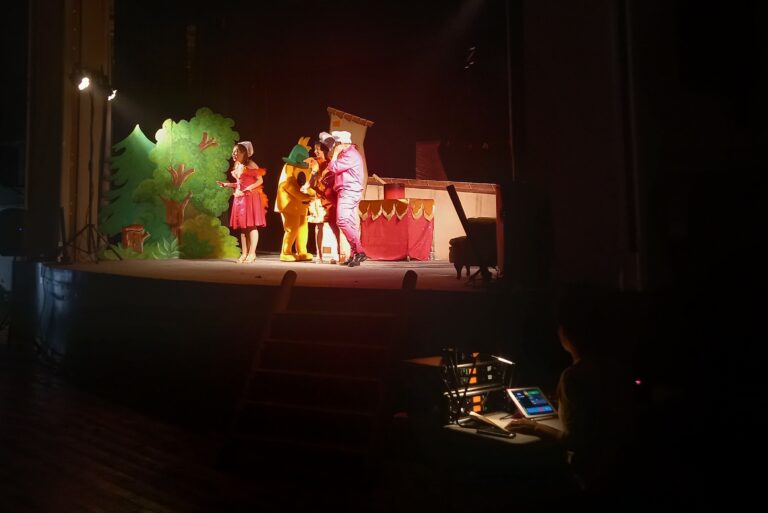 Una obra de teatre permet trasmetre els consells per una revetlla de Sant Joan segura a 170 alumnes de Gandesa