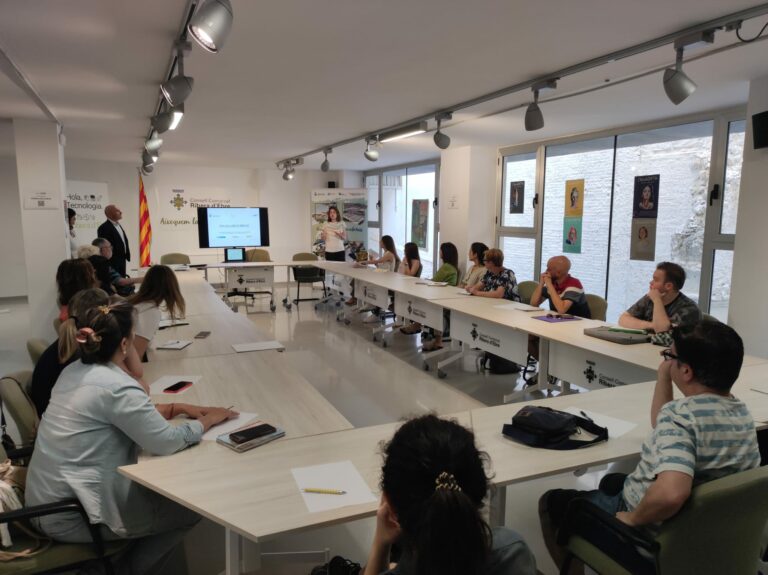 Noves càpsules formatives per impulsar el comerç i les empreses de serveis de la Ribera a xarxes socials