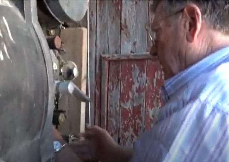 Un veí de Garcia rescata l’antiga màquina de fer cinema (vídeo)