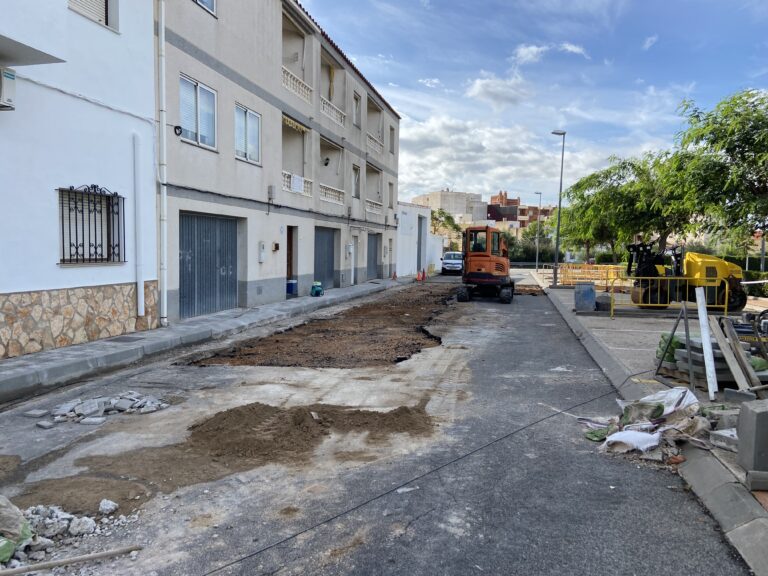 L’Ajuntament de l’Ampolla arranja un tram del carrer Garrofer