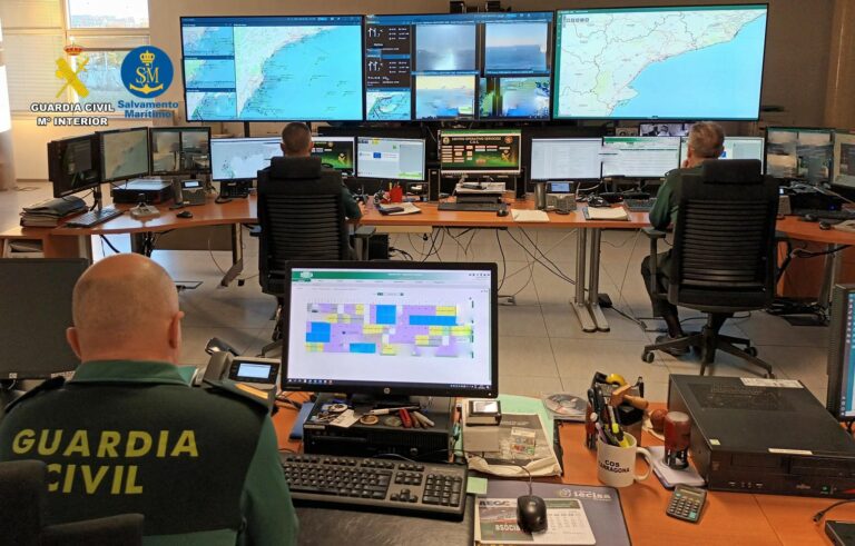 Rescaten tres persones d’un veler amb dificultats a l’altura de la plataforma Casablanca