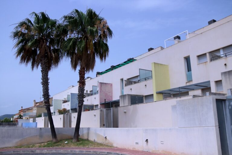 Intenten vendre vuit apartaments de Turov que l’Ajuntament d’Alcanar té pendents d’enderrocar