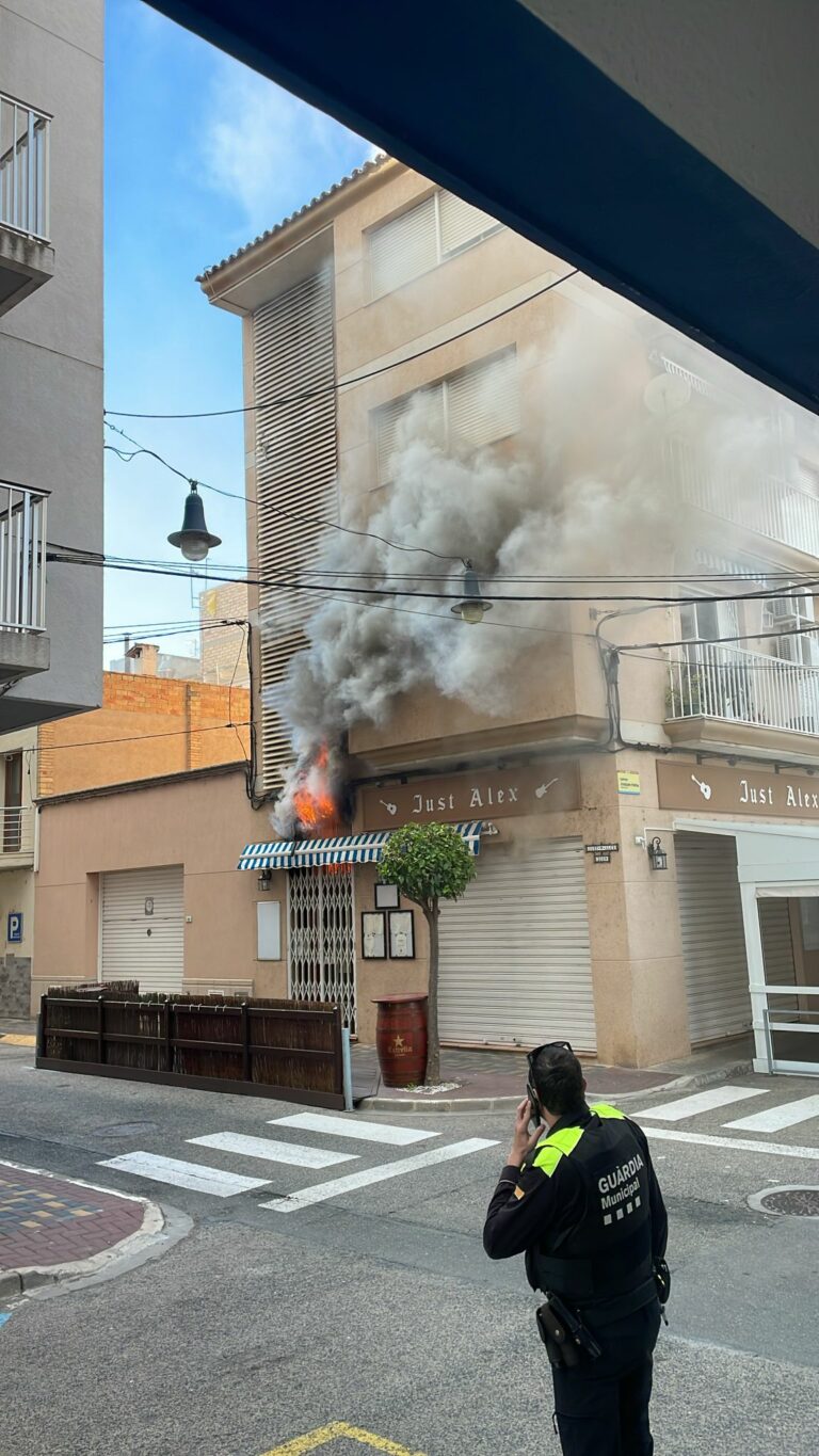 Cinc dotacions de Bombers intervenen per apagar un foc en un restaurant de l’Ampolla (vídeo)